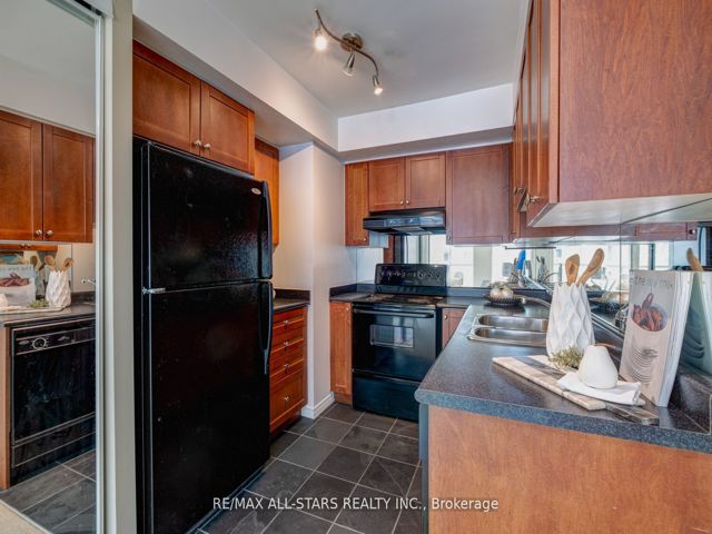 621 - 230 King St E