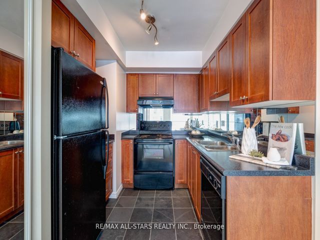 621 - 230 King St E