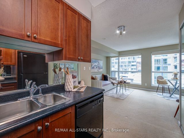 621 - 230 King St E