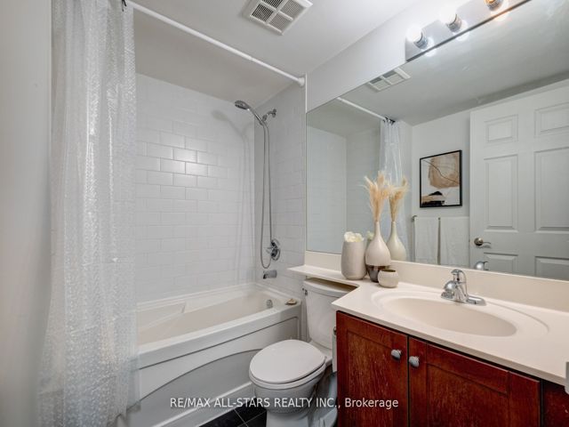 621 - 230 King St E