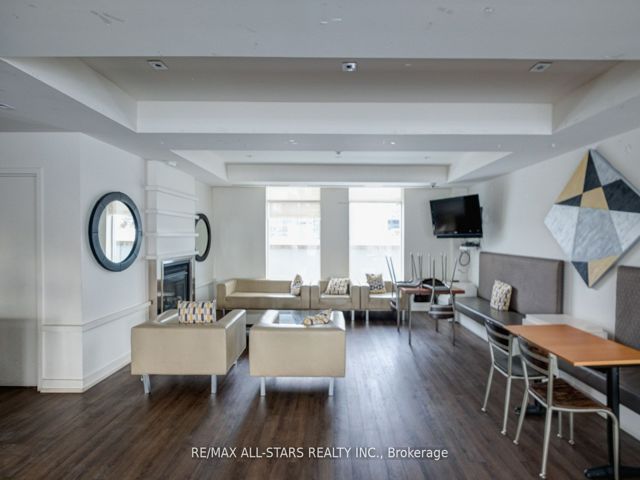 621 - 230 King St E