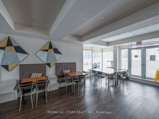 621 - 230 King St E