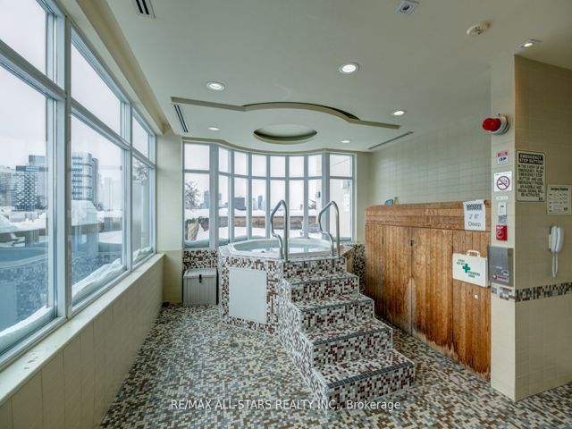 621 - 230 King St E