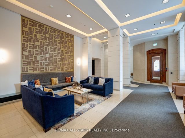 621 - 230 King St E