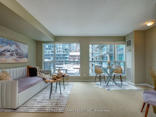 621 - 230 King St E