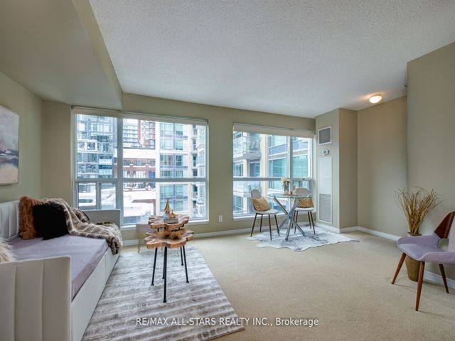 621 - 230 King St E