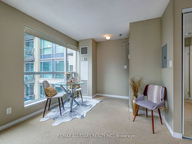 621 - 230 King St E
