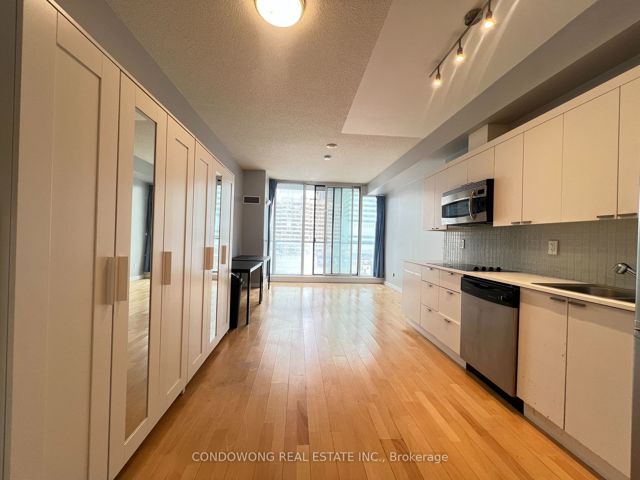 1228 - 111 Elizabeth St