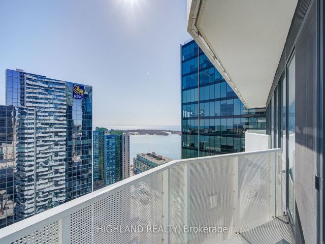 3909 - 100 Harbour St