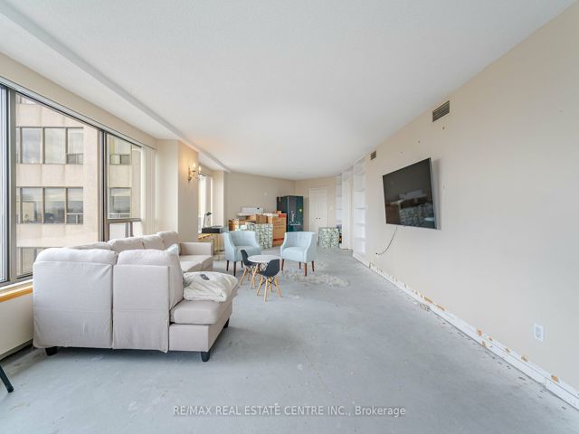 2201 - 175 Cumberland St