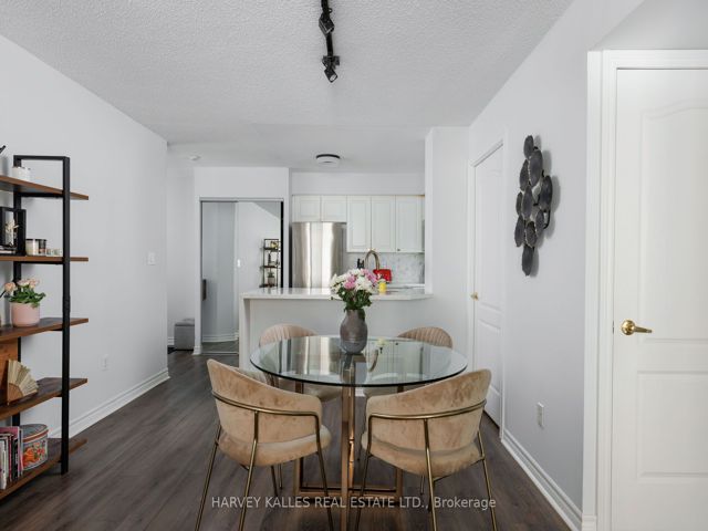302 - 30 Hayden St