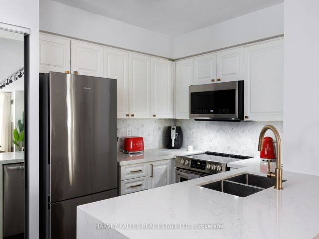 302 - 30 Hayden St