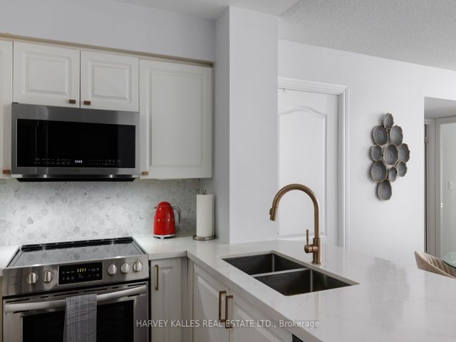 302 - 30 Hayden St