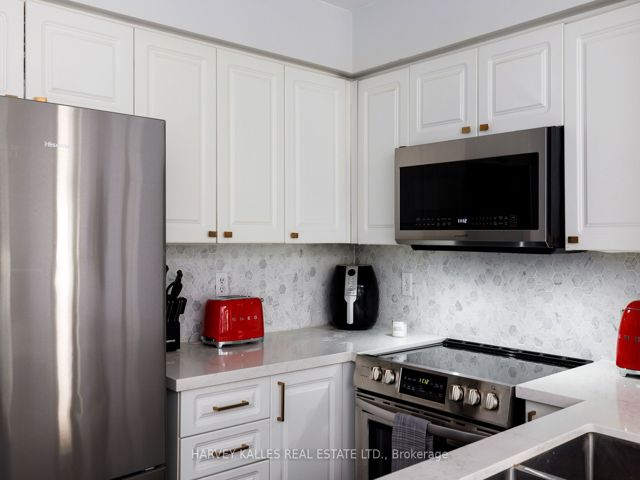 302 - 30 Hayden St