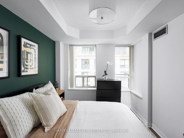 302 - 30 Hayden St