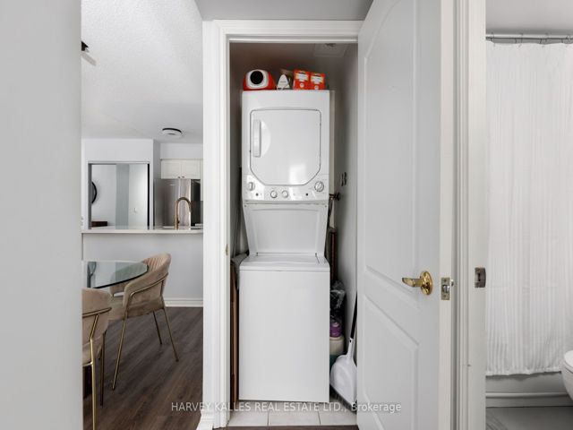 302 - 30 Hayden St