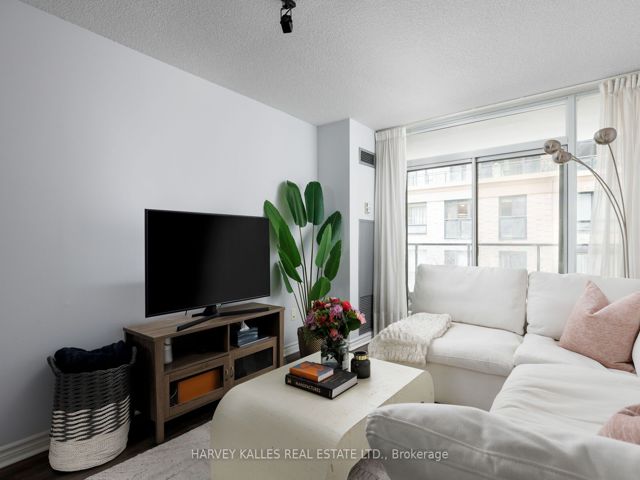 302 - 30 Hayden St