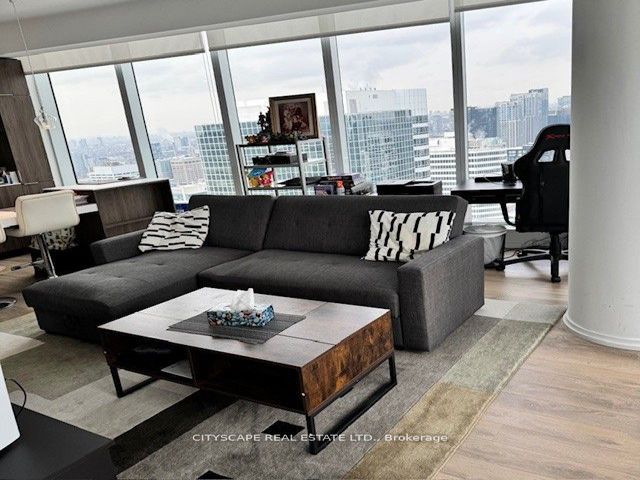 4402 - 197 Yonge St