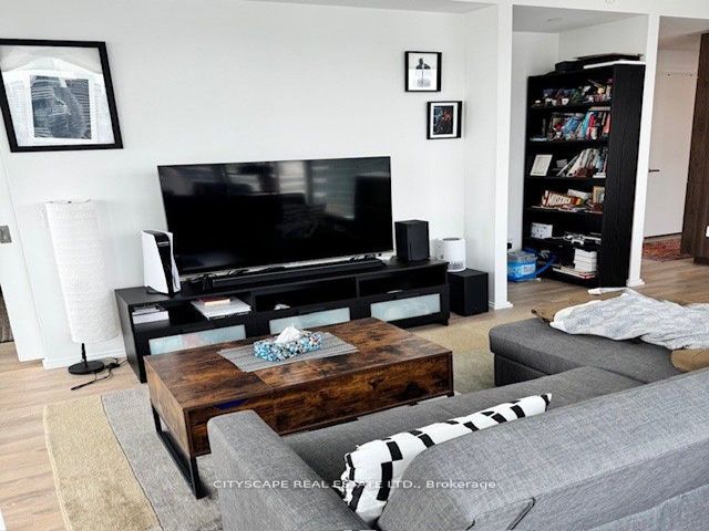 4402 - 197 Yonge St