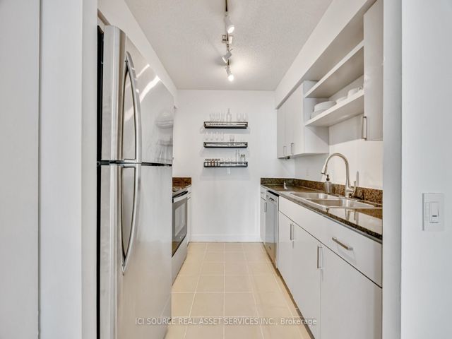 802 - 361 Front St W