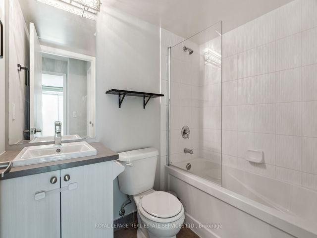 1807 - 25 Lower Simcoe St