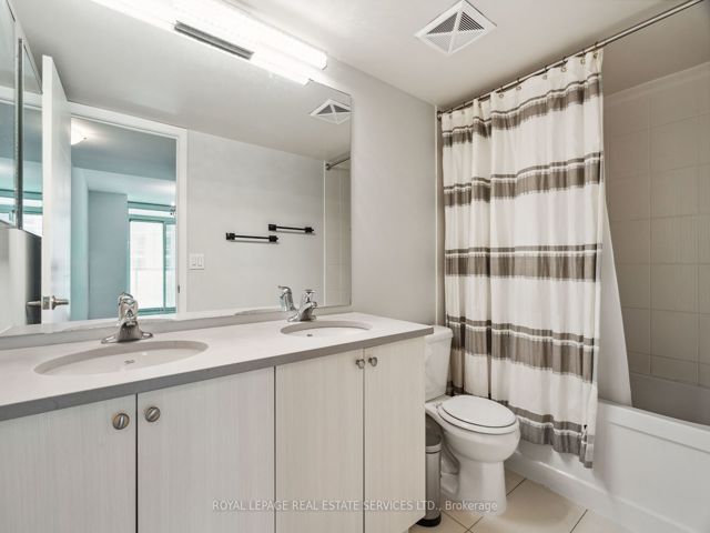 1807 - 25 Lower Simcoe St