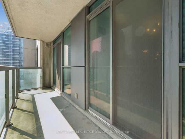1807 - 25 Lower Simcoe St