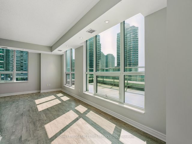 1807 - 25 Lower Simcoe St