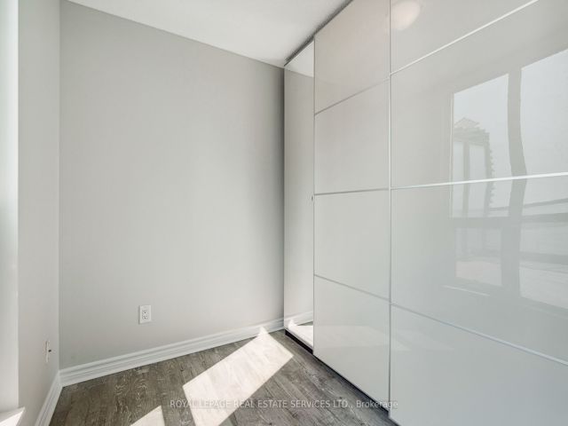 1807 - 25 Lower Simcoe St