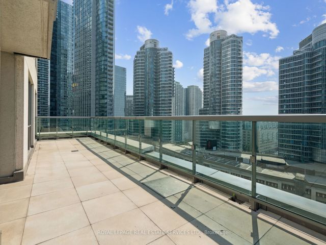 1807 - 25 Lower Simcoe St