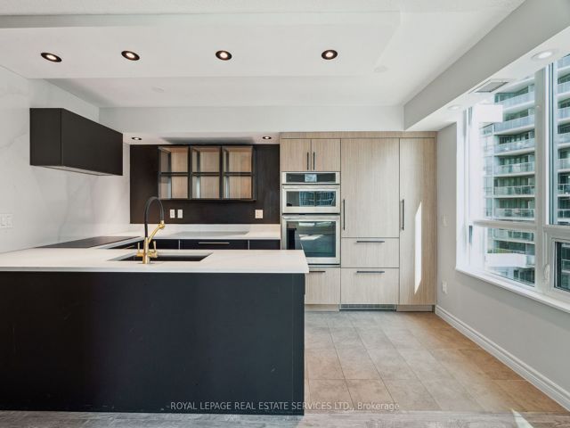1807 - 25 Lower Simcoe St