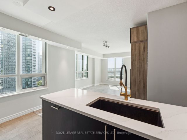 1807 - 25 Lower Simcoe St
