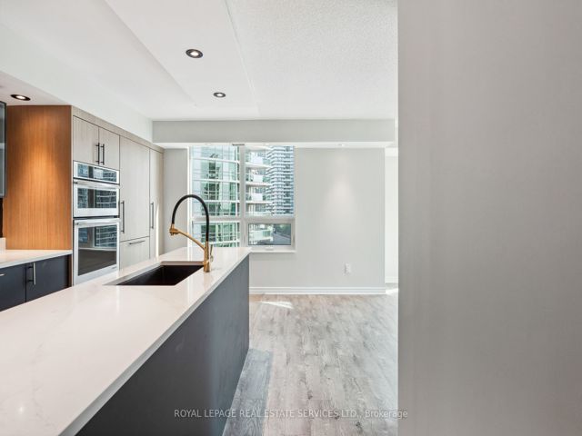 1807 - 25 Lower Simcoe St