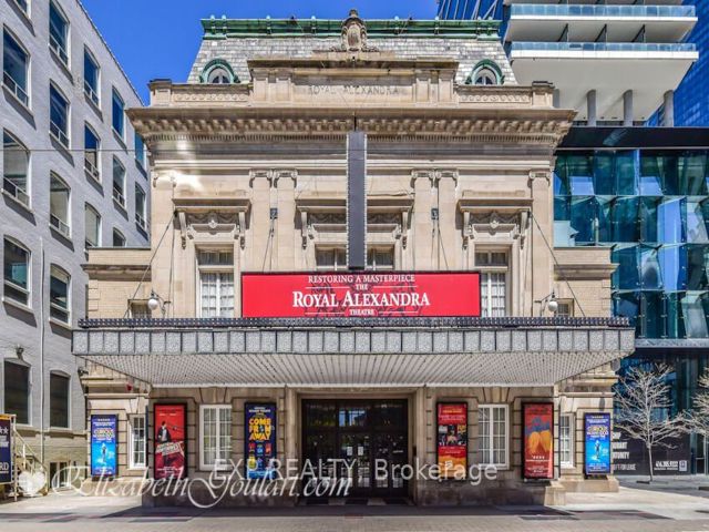 4206 - 327 King St W