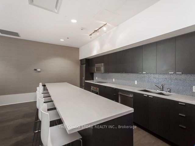 2502 - 375 King St W