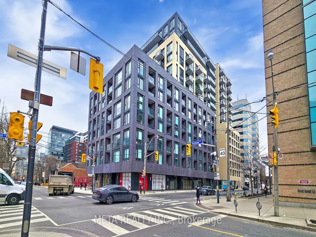 PH18 - 543 Richmond St W