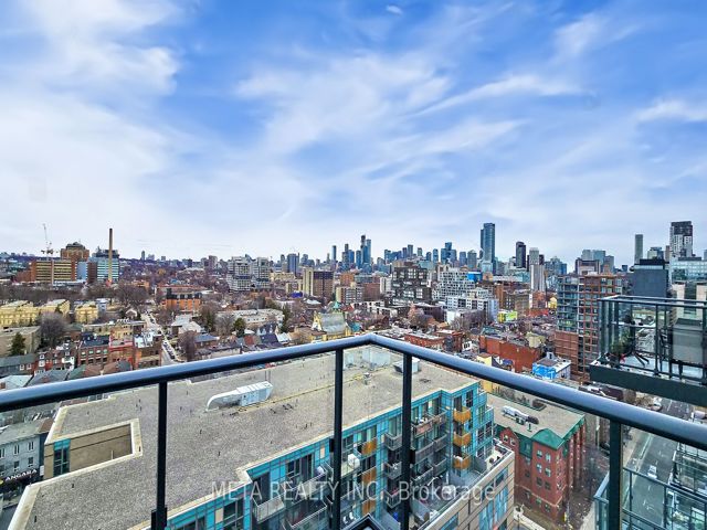 PH18 - 543 Richmond St W