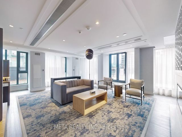 PH18 - 543 Richmond St W
