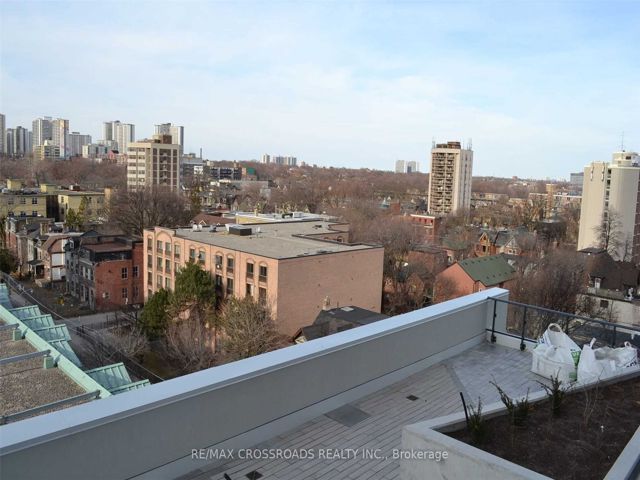 808 - 200 Dundas St E