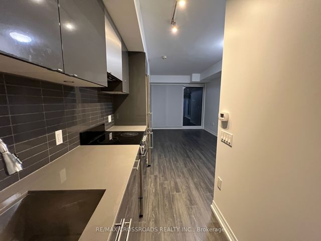 808 - 200 Dundas St E