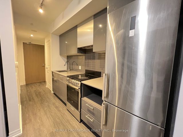 808 - 200 Dundas St E