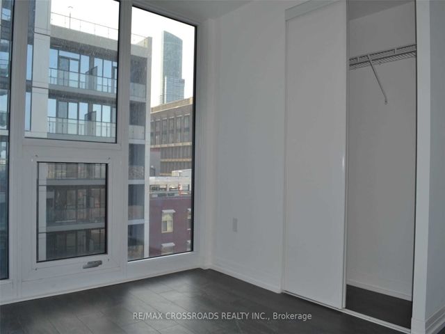 808 - 200 Dundas St E