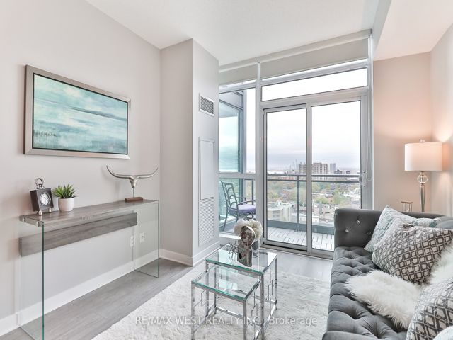 1801 - 1171 Queen St W