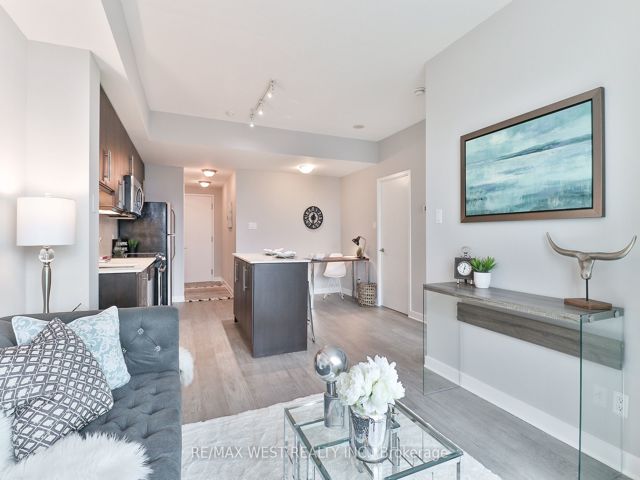 1801 - 1171 Queen St W