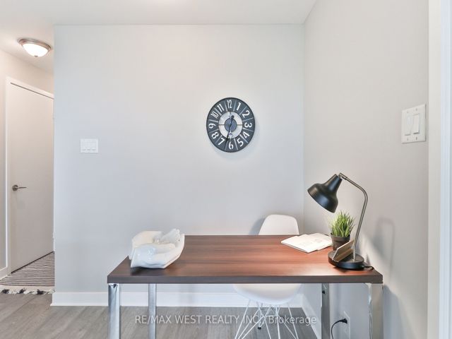 1801 - 1171 Queen St W