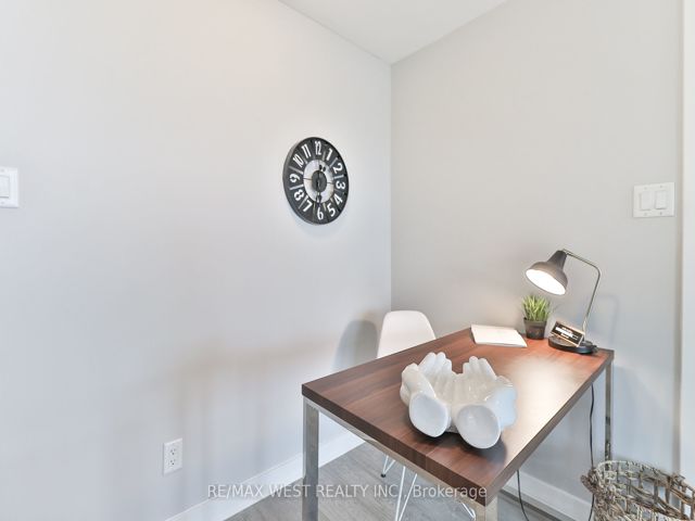 1801 - 1171 Queen St W