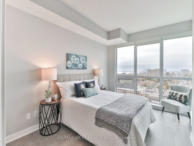 1801 - 1171 Queen St W