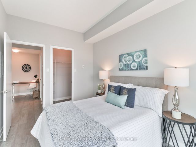 1801 - 1171 Queen St W