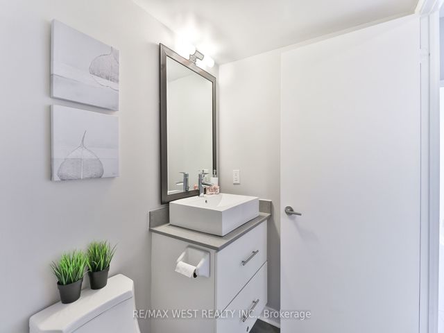 1801 - 1171 Queen St W