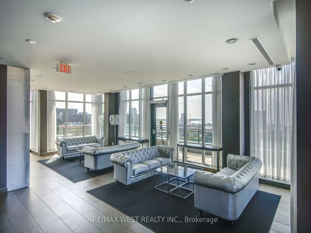 1801 - 1171 Queen St W